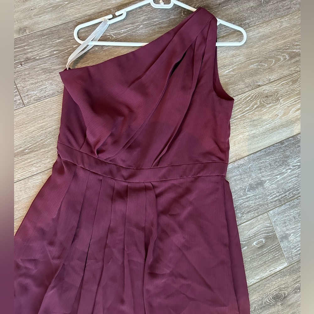 🛍️ David’s Bridal gorgeous maroon one shoulder off dress.